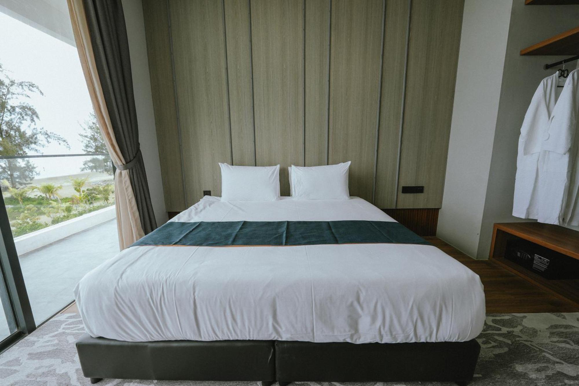 Roxy Beach Resort Sematan Exterior foto