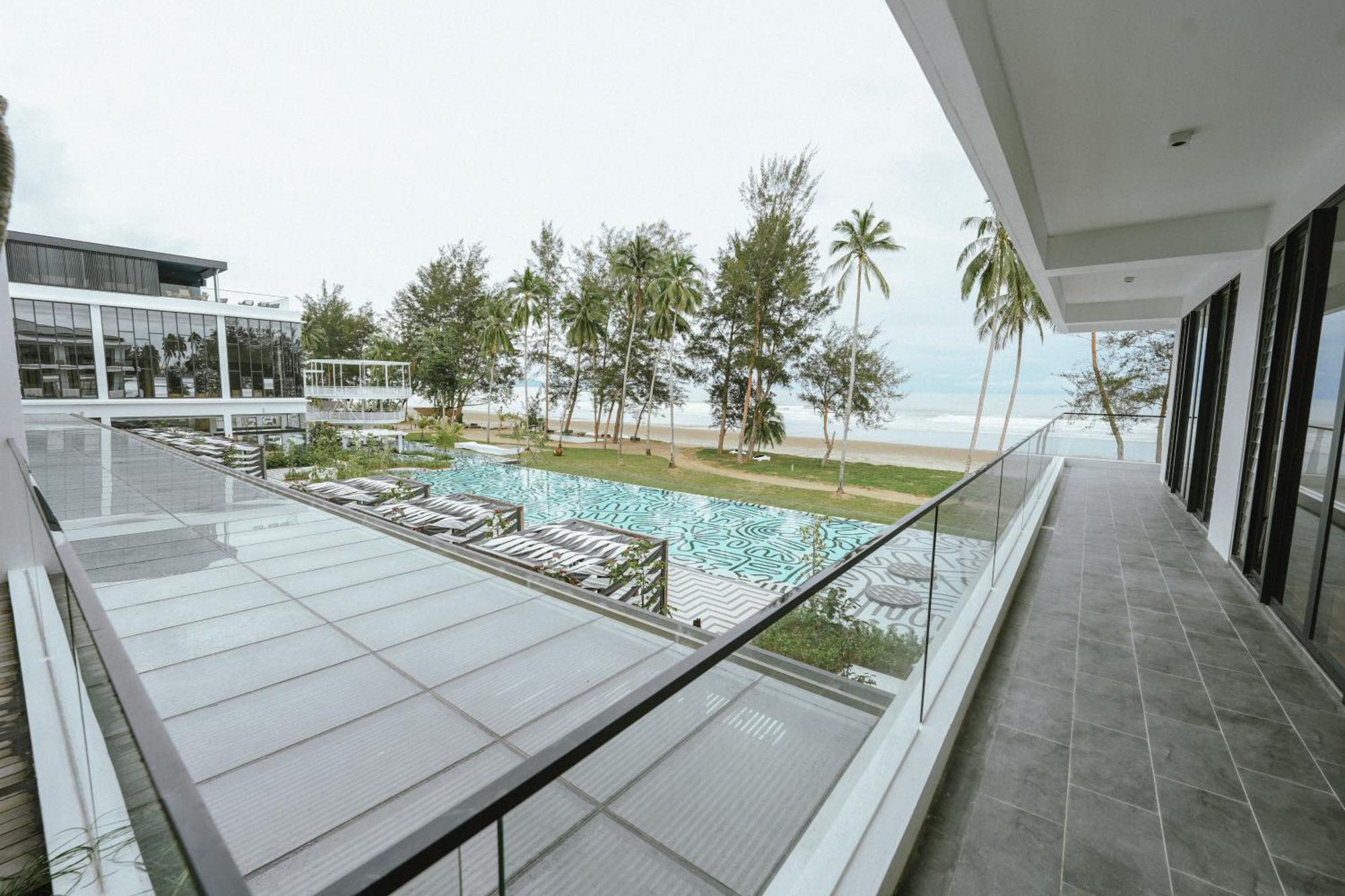 Roxy Beach Resort Sematan Exterior foto